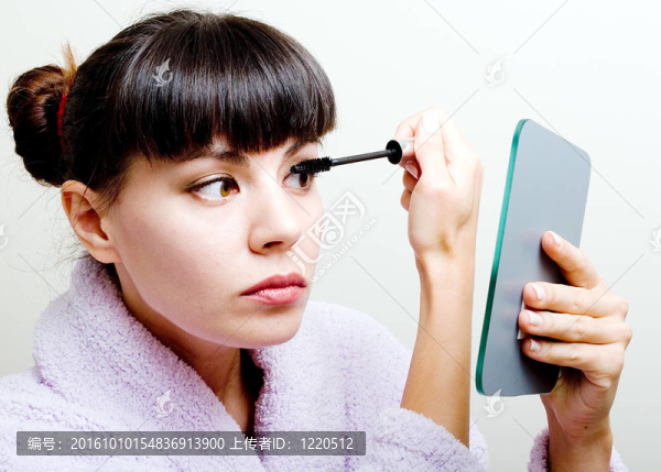 女人把睫毛膏