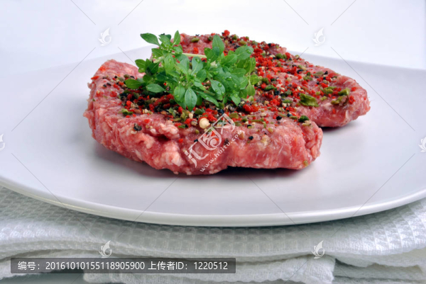 新鮮胡椒羊肉烤牛排在白色板