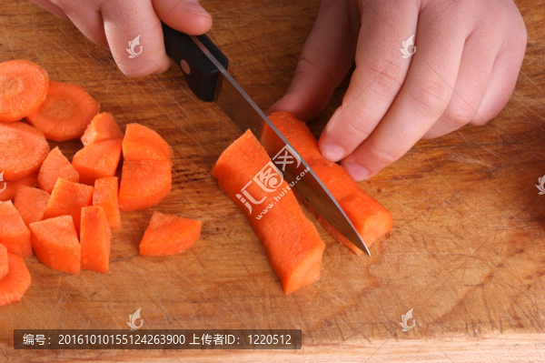 切一個(gè)有機(jī)胡蘿卜，雙手和刀