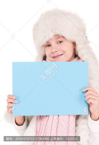 帶著空板的冬帽女孩