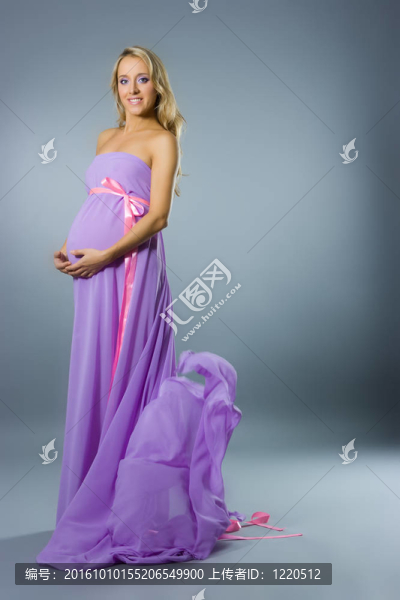 年輕孕婦金發(fā)女郎