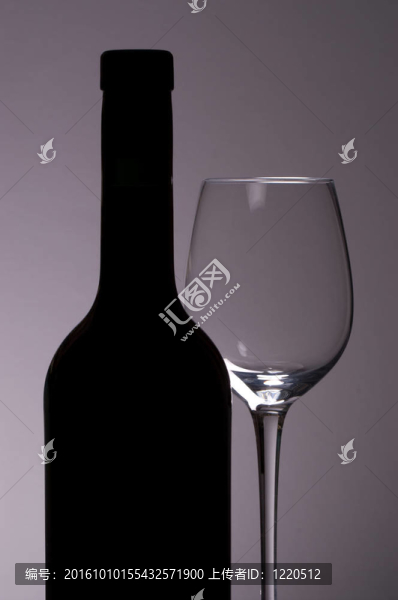 酒瓶和玻璃