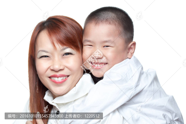 亞洲華人男孩擁抱媽媽