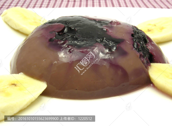 巧克力布丁配藍(lán)莓；香蕉和杏仁片