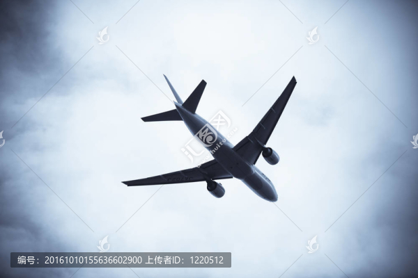 藍(lán)天背景的飛機(jī)。