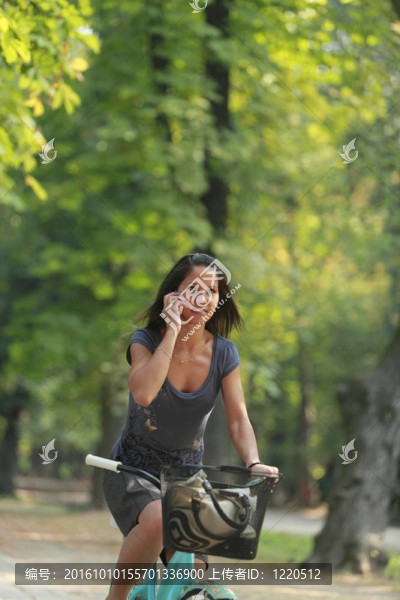 騎在手機上的女人