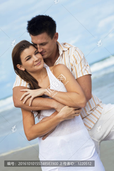 男女情侶在沙灘上的浪漫擁抱
