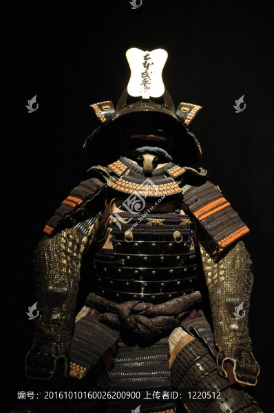 古代日本武士戰(zhàn)士盔甲頭盔和面具。