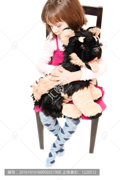 小女孩抱著白色的小狗