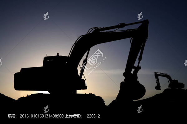 夕陽中的一臺(tái)推土機(jī)