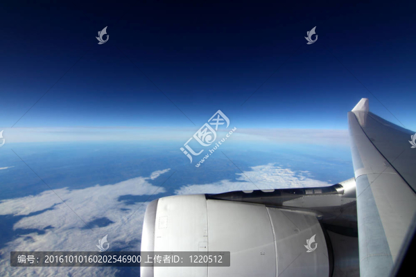 天空背景下的飛機機翼