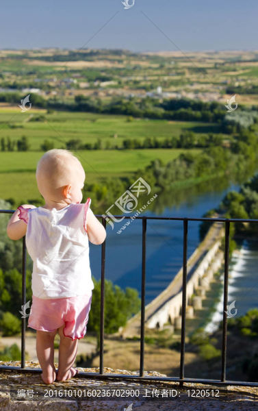 小女孩望著羅馬橋；Toro；Zamora,Province；卡斯蒂利亞和列昂；西班牙