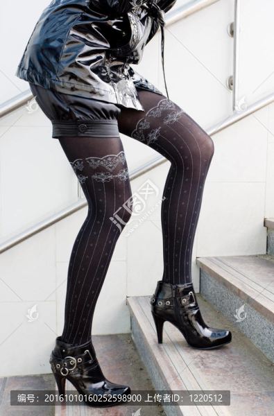 女人站在樓梯上的細(xì)節(jié)