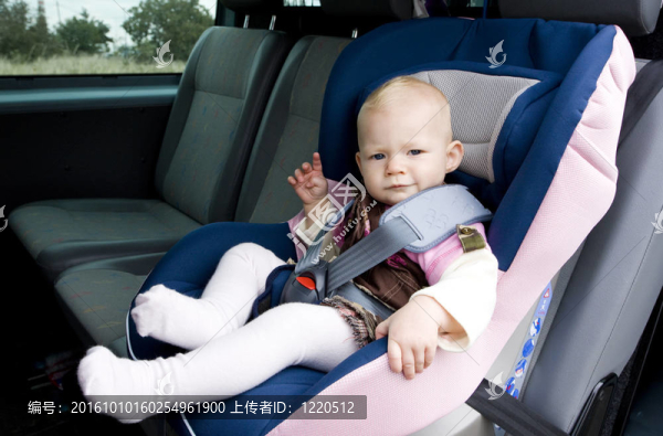 坐在汽車座椅上的小女孩