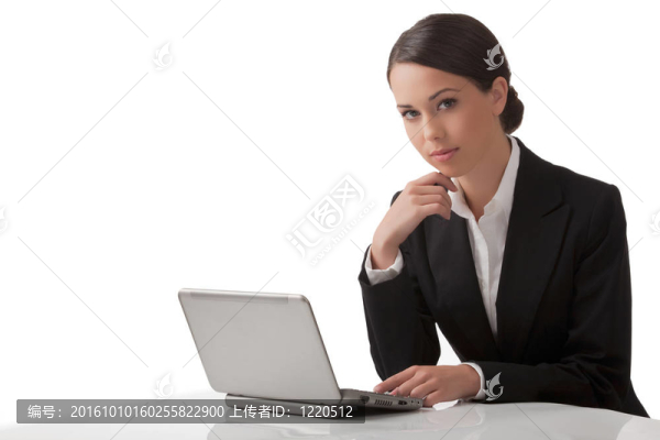 年輕的女人帶著筆記本電腦