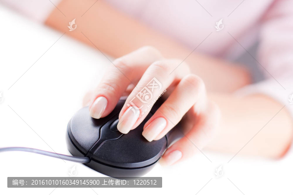 女性手上的電腦鼠標