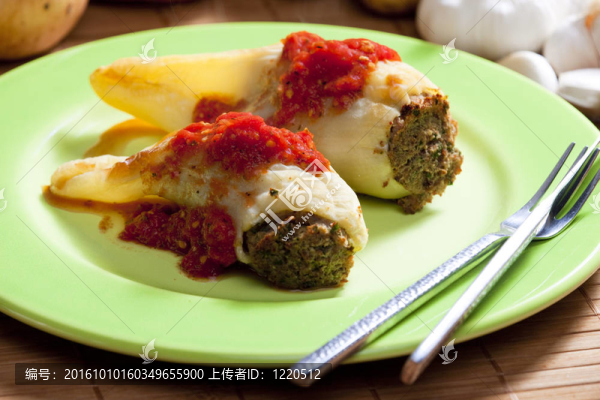 充滿煙熏肉的辣椒和芹菜汁
