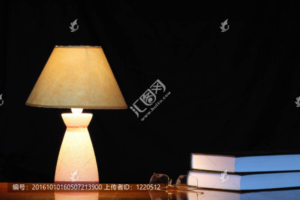 燈和書籍