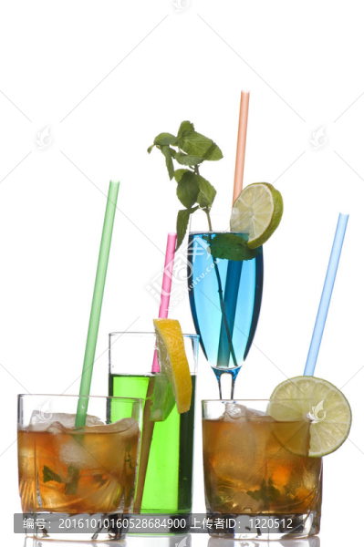 白色背景威士忌和雞尾酒