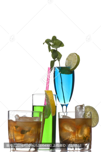 一杯威士忌和雞尾酒
