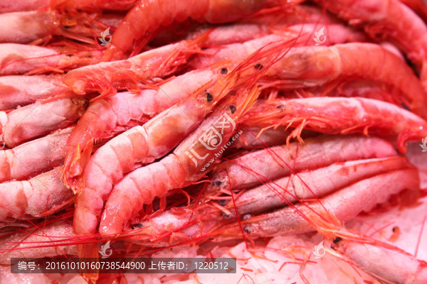 食品市場上的冷凍蝦