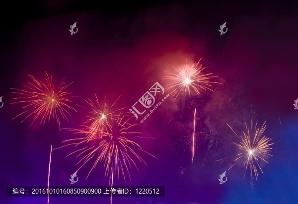 明亮的煙花在丁香和藍色