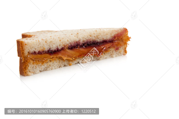 一半的花生醬和黃油三明治