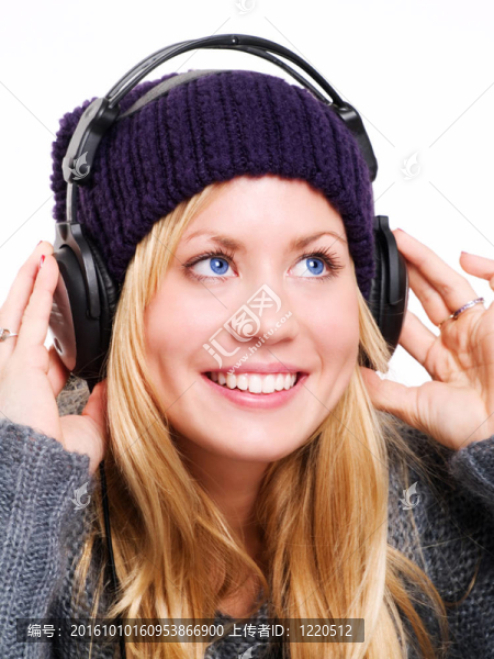 微笑的美少年帶著耳機(jī)聽音樂了
