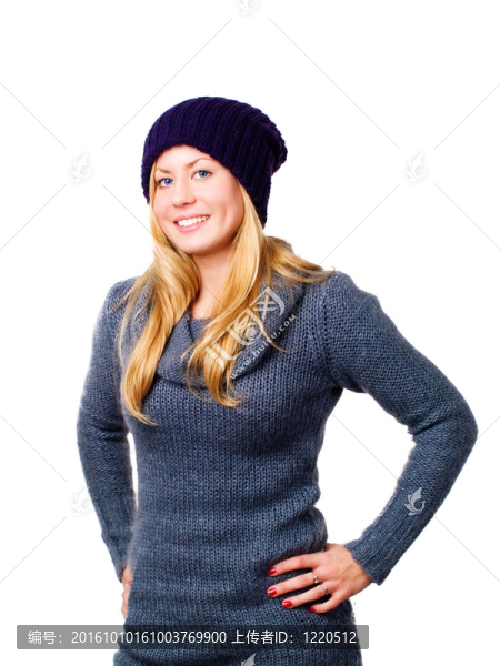 美麗的金發(fā)碧眼的年輕女子在冬天穿白色衣服