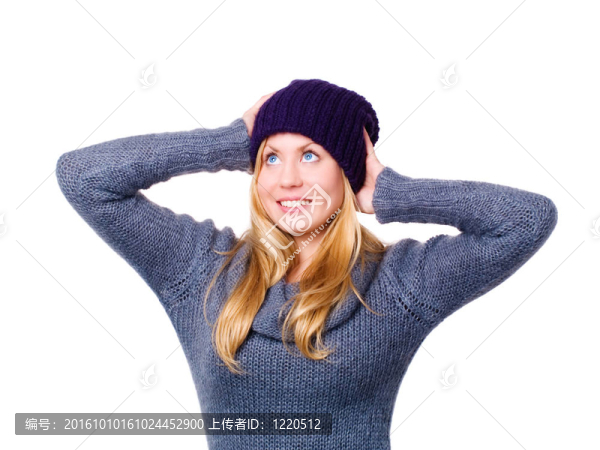 微笑美麗的年輕女子在冬天穿白色衣服
