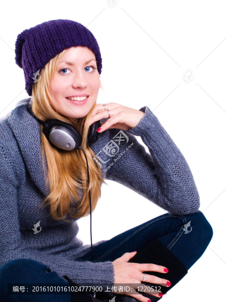 穿著白色衣服的金發(fā)碧眼的年輕女子