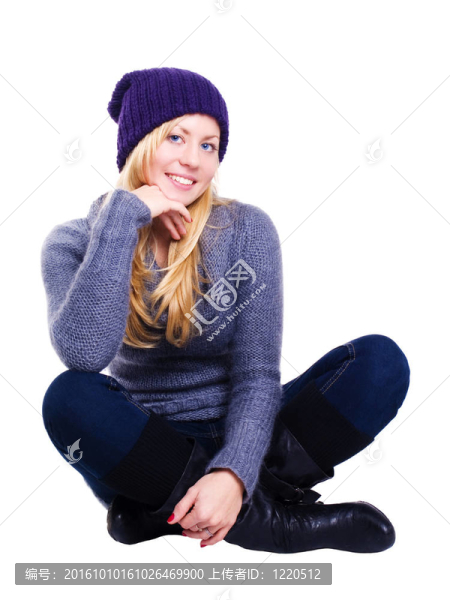 穿著白色衣服的金發(fā)碧眼的年輕女子