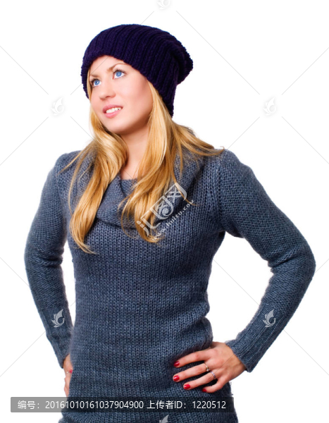 美麗的金發(fā)碧眼的年輕女子在冬天穿白色衣服