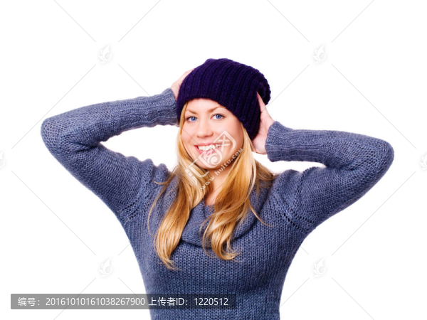 美麗的金發(fā)碧眼的年輕女子在冬天穿白色衣服