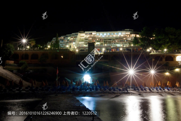 夜晚的海邊酒店