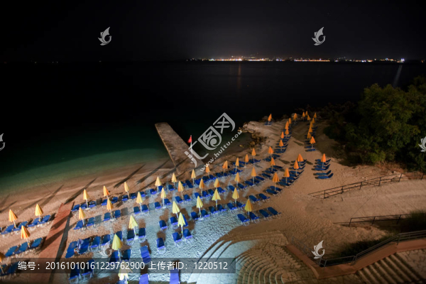 夜晚的海邊酒店