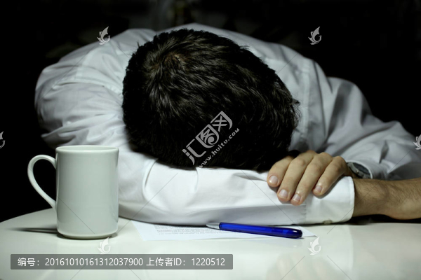 生意人睡在他的手臂燒傷后出