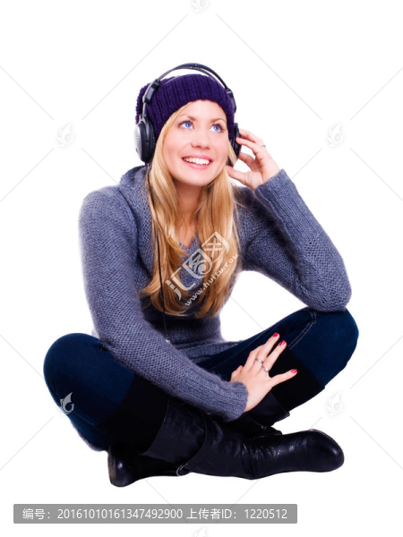 微笑的金發(fā)女人帶著耳機聽著音樂