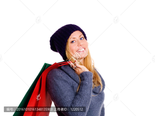 微笑的金發(fā)少年拿著購物袋過白色