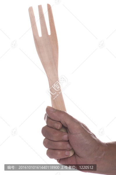 手上用白色的叉木