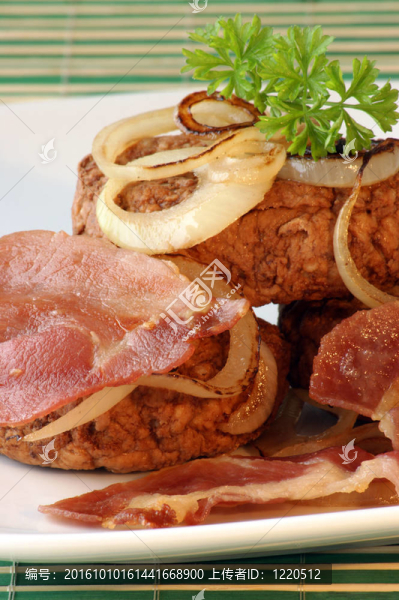 與上一盤熏肉和洋蔥餅