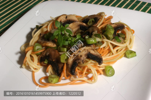有機(jī)蘑菇和蔬菜彩色意大利面