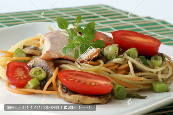 煙熏鱒魚與彩色意大利面條和蔬菜