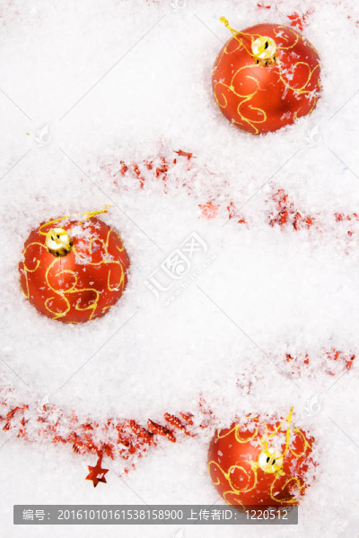 白雪覆蓋的圣誕球