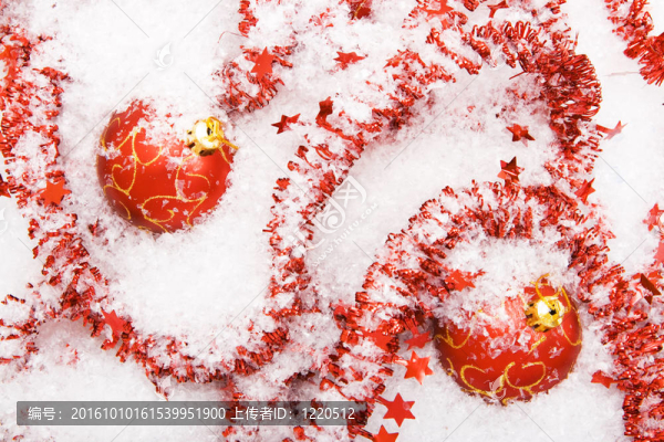 白雪覆蓋的圣誕球