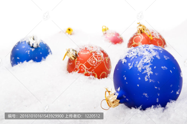 白雪覆蓋的圣誕球