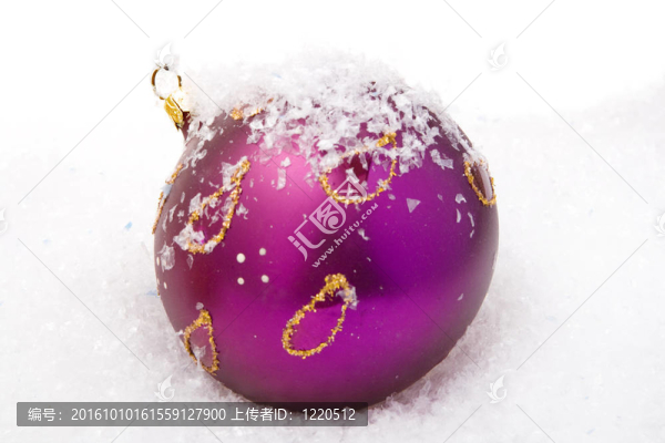 白雪覆蓋的圣誕球