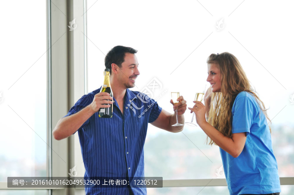 幸福的夫婦慶祝