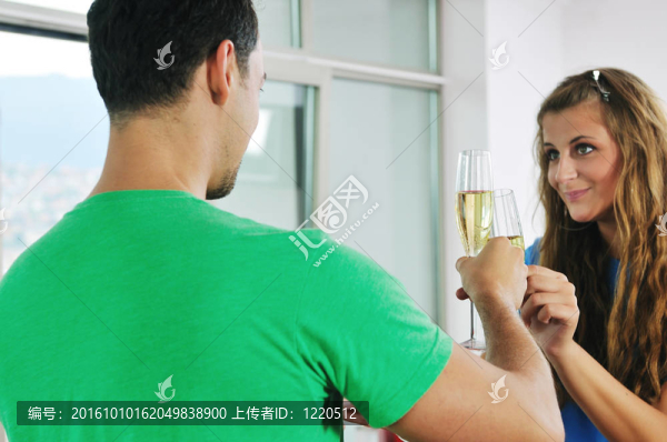 幸福的夫婦慶祝