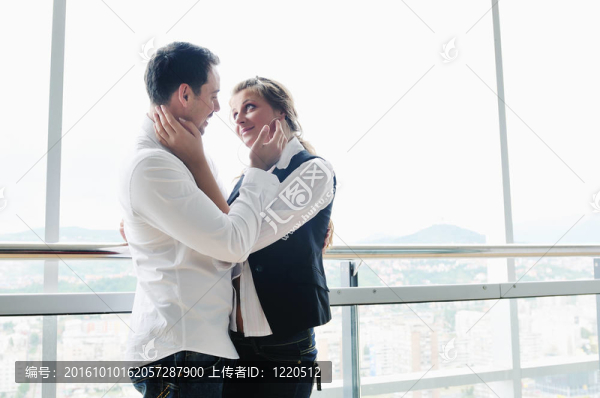 浪漫快樂的夫婦在陽臺(tái)